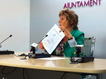 Liduvina Gil muestra el recorte de prensa con las mentiras del PP