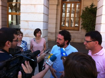 Els regidors socialistes i del Bloc, a la roda de premsa feta a l'entrada de l'Ajuntament