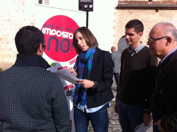 Membres del PSPV-PSOE recullen signatures a la plaça Major Membres del PSPV-PSOE recullen signatures a la plaça Major